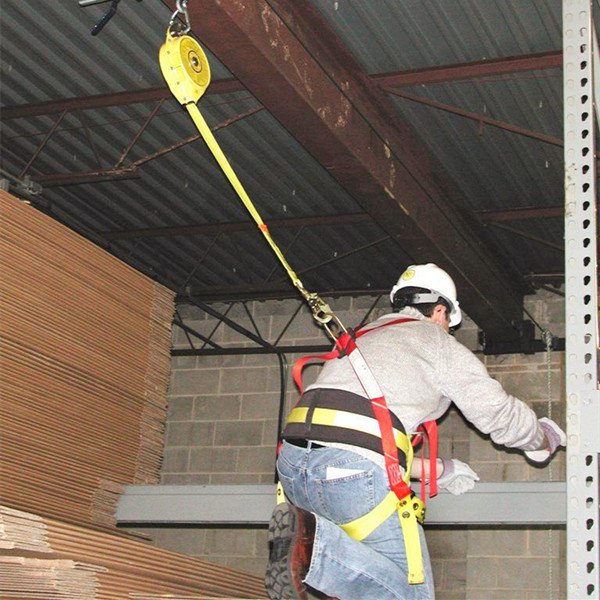 装卸物料佩戴防坠器