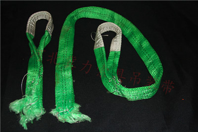 受损断了的扁平吊装带