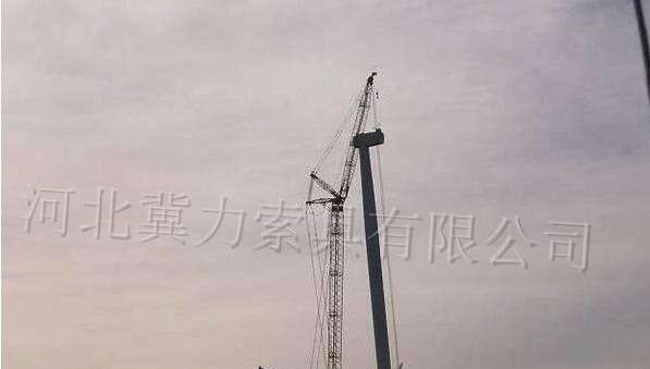 吊装带正在吊运叶片