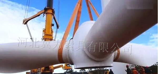 吊装带正在吊运叶片