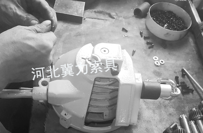 弹簧平衡器正在安装中