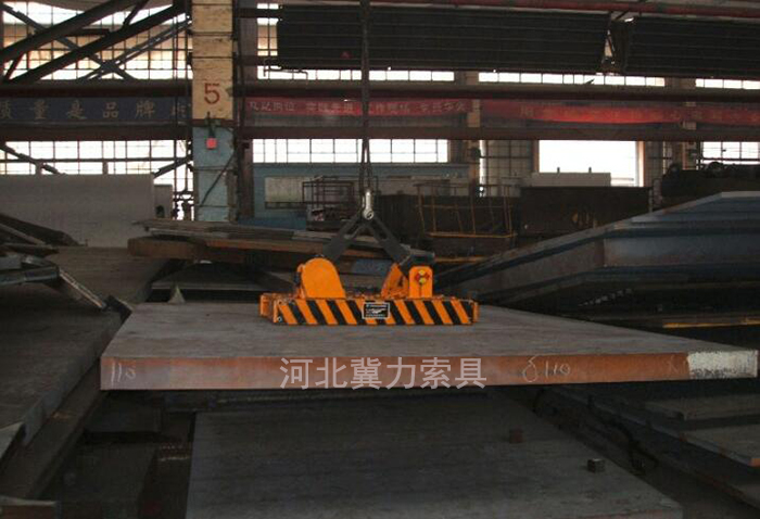 永磁起重器起吊钢板现场图