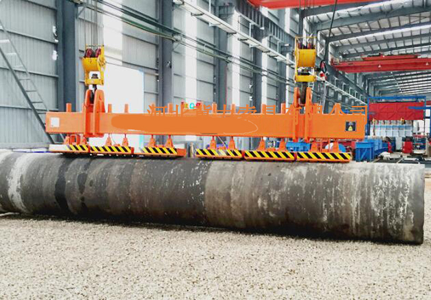 永磁起重器正在起吊钢管
