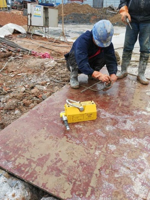 永磁起重器起吊钢板操作中