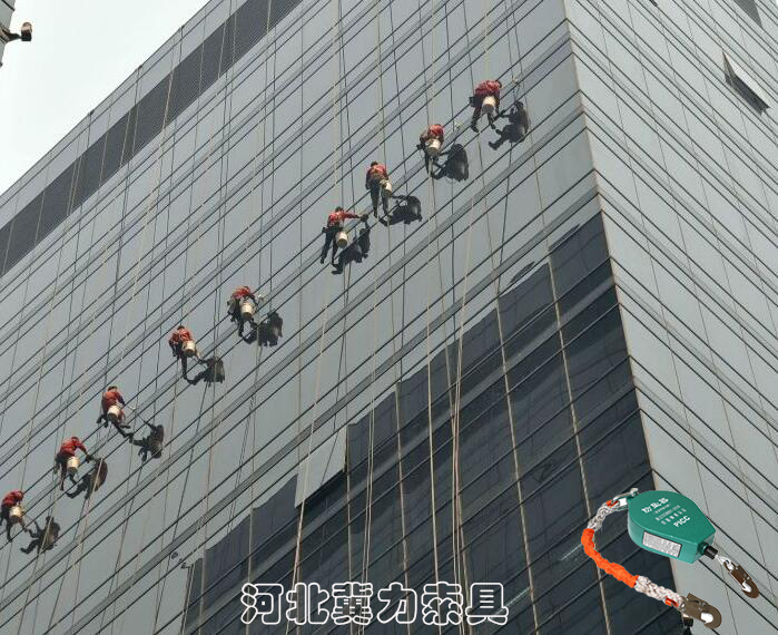 外墙粉刷工人佩戴速差防坠器工作中