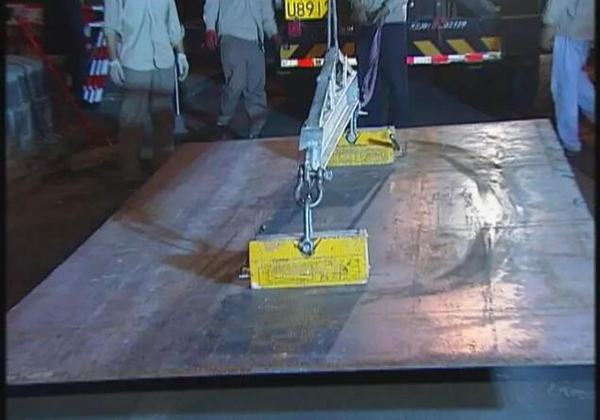 永磁起重器吊装钢板