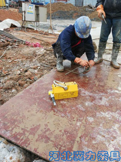 永磁起重器吊装钢板