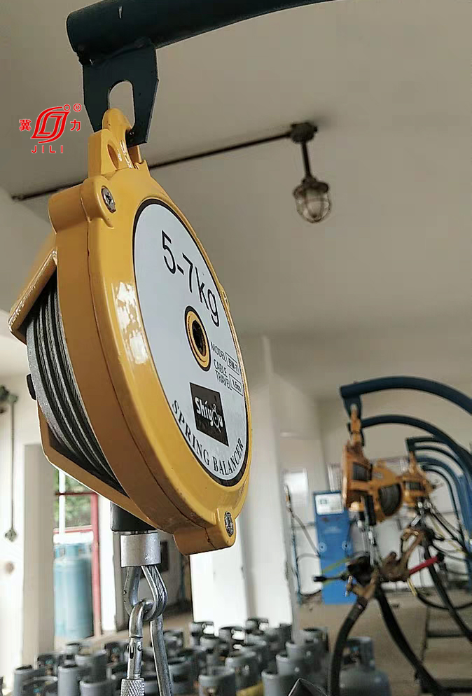 弹簧平衡器辅助作业现场