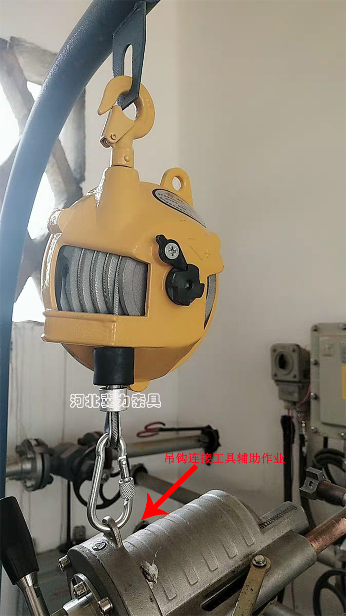 弹簧平衡器正在辅助车床作业