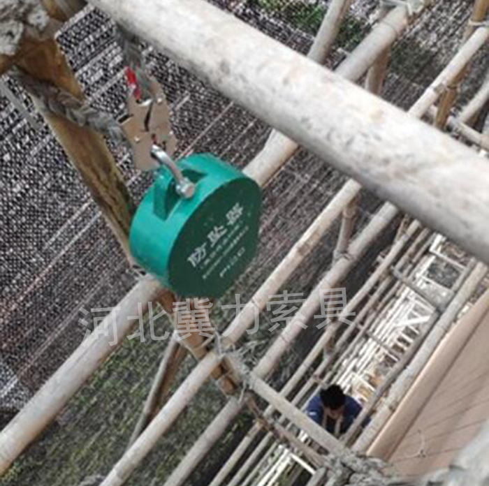 速差防坠器正在野外作业图