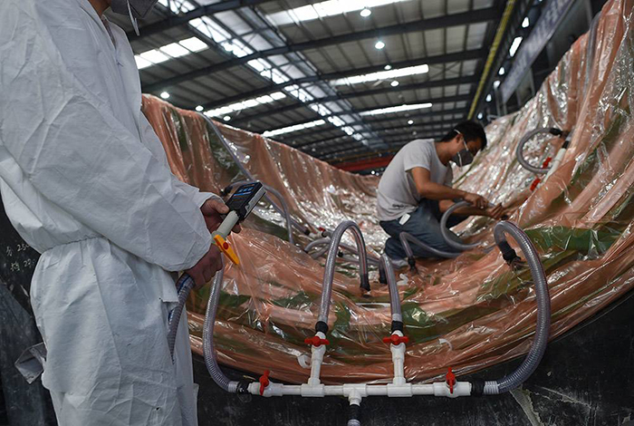 风电叶片打胶灌注作业图