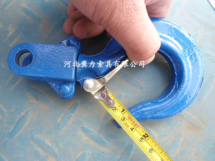 多功能电动提升机搭配吊钩使用图
