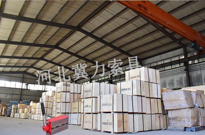 木箱包装贮藏在一角的永磁起重器