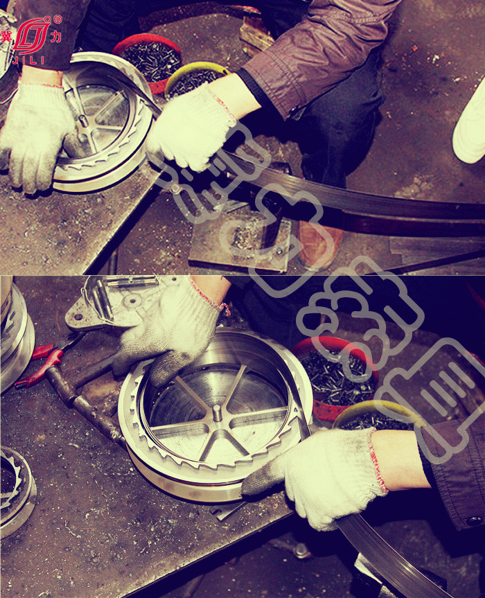 冀力索具工人正在给防坠器安装弹簧