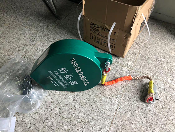 高空防坠所使用的速差防坠器