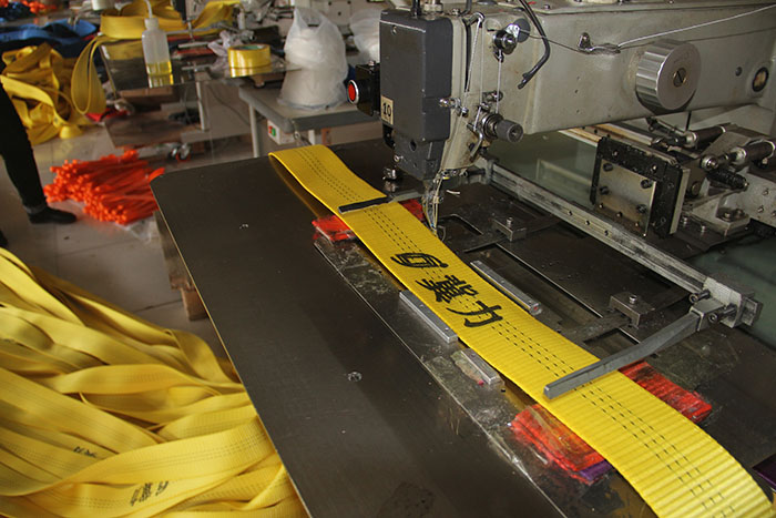 全自动缝纫机正在缝纫走线展示图