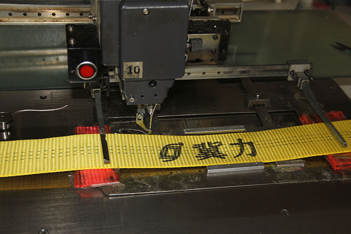 全自动缝纫机正在缝纫工作展示图