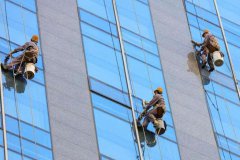 高楼玻璃清洁工配备防坠器保