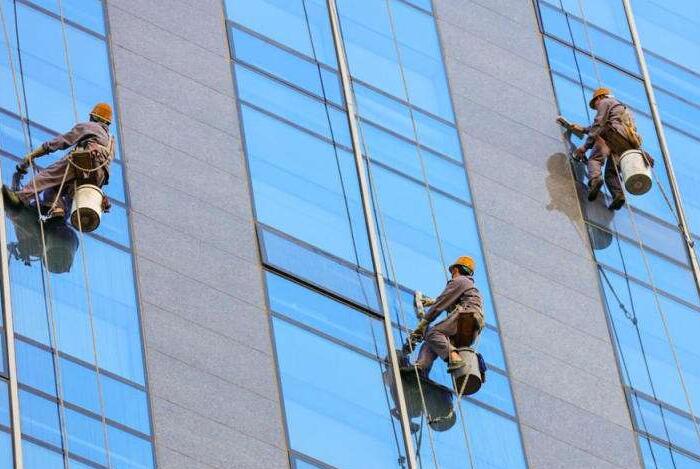 高楼清洁工正在高楼擦玻璃图片