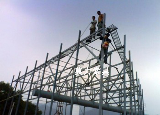 搭建建筑钢架作业的施工者