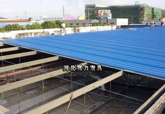 农村简易房顶搭建彩钢板