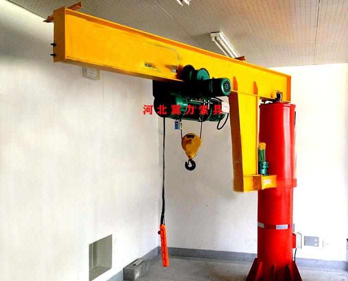 悬臂吊上的380V电动提升机