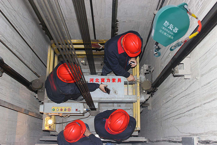 电梯工人安装中