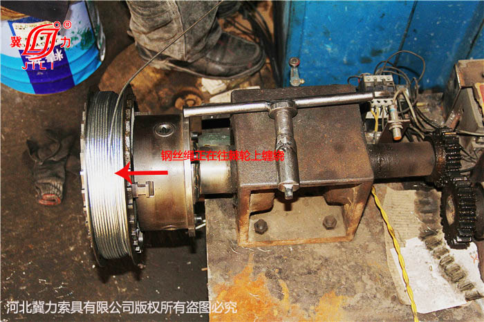 防坠器正在缠绕钢丝绳