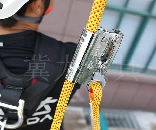 自锁器