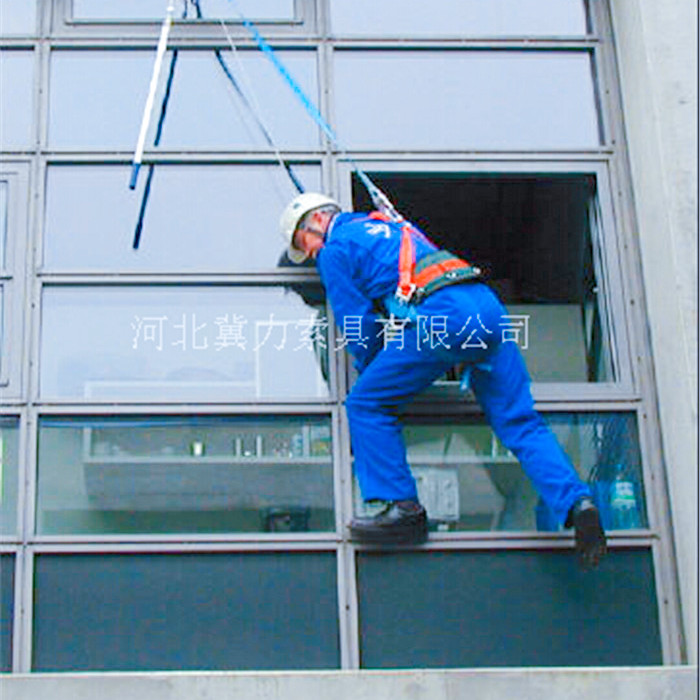 佩戴防坠器擦玻璃