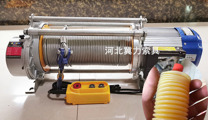 微型电动提升机加注黄油
