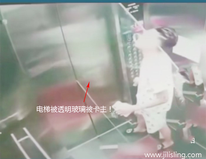 电梯搬运透明玻璃杯卡住