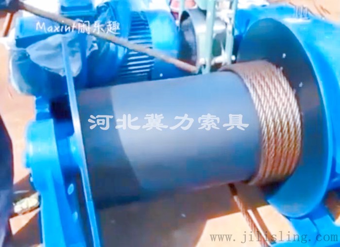 电动卷扬机缠绕钢丝绳