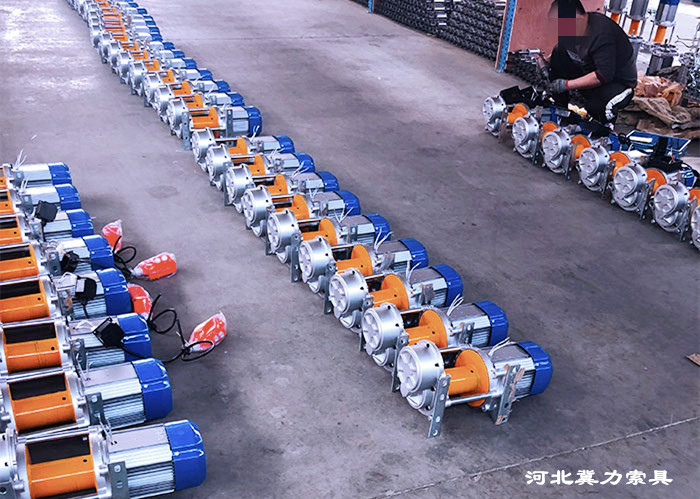 新型多功能提升机生产现场