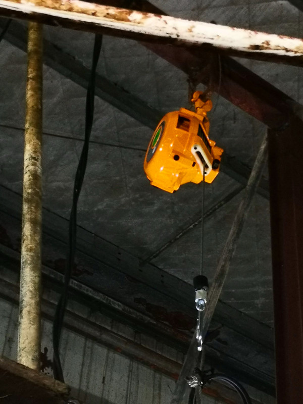 自锁式弹簧平衡器辅助工人焊接作业