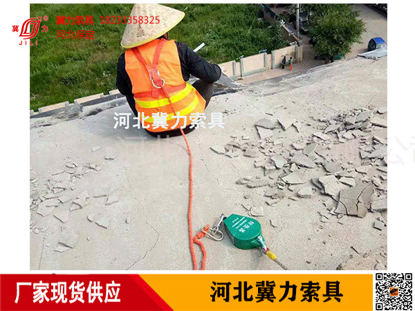 佩戴防坠器 正在房顶铺设天然气管道
