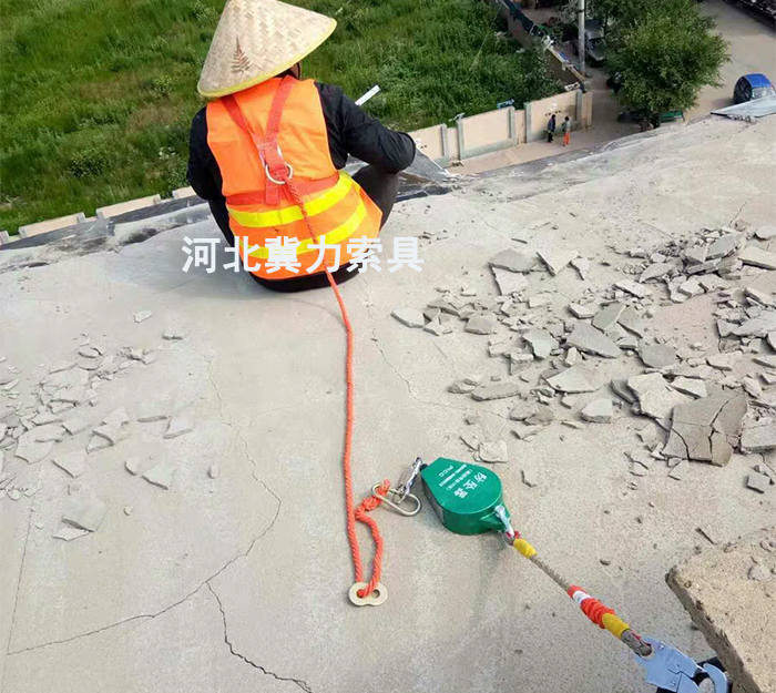 拆房工人使用防坠器现场