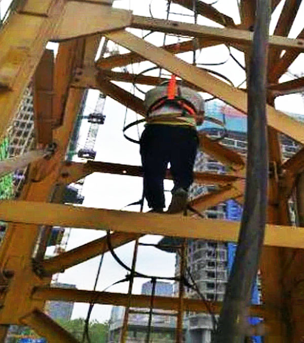 攀爬爬架过程中