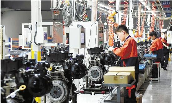 弹簧平衡器助力电动汽车组装流水线