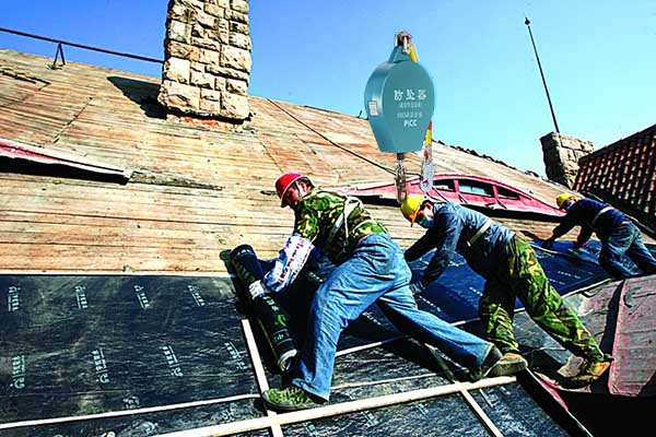 高空防坠器使用于嘎啦积水清理