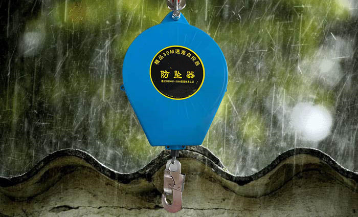 雨天清理房屋过道积水安全防坠器保平安