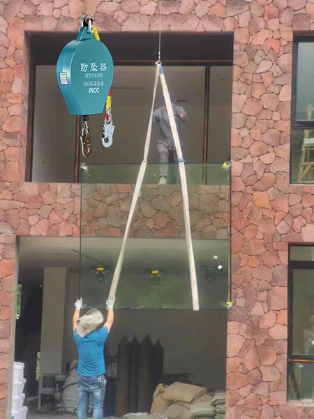 防坠器用于高层起吊玻璃门窗现场