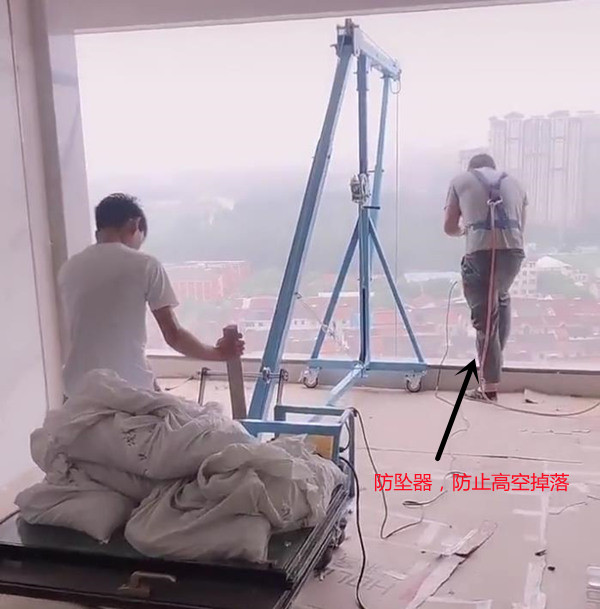 室内高空吊玻璃防坠器保平安